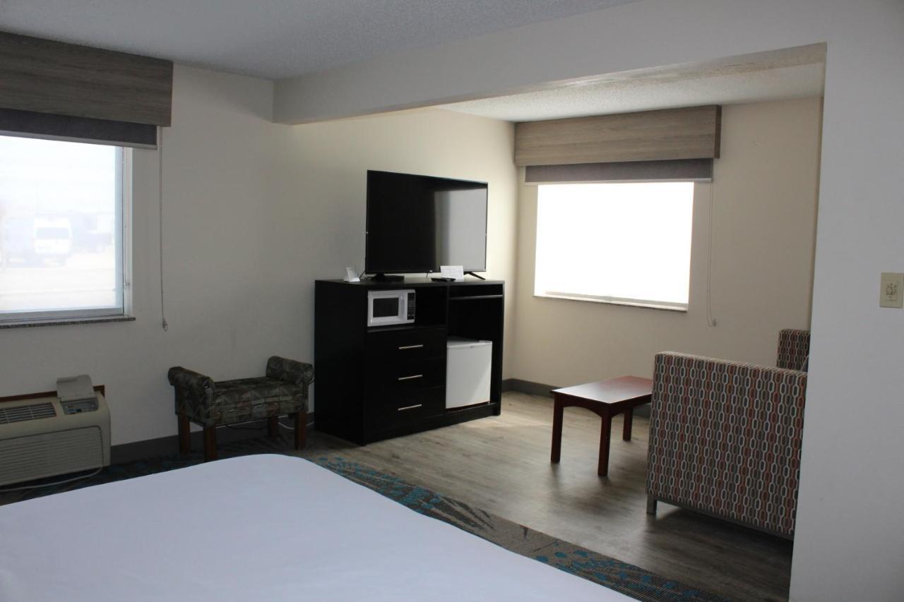Reston Inn & Suites Spencer Exteriér fotografie